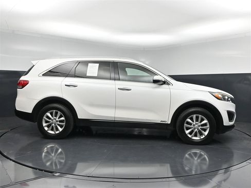 Used 2016 Kia Sorento AWD w/ LX Convenience Package image 4