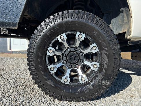 Used 2014 Ford F250 Lariat w/ Lariat Chrome Package image 12