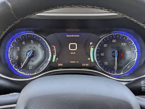 Used 2023 Chrysler Pacifica Touring-L FWD image 3