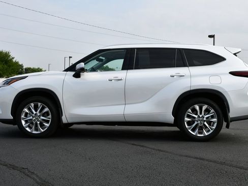 Used 2024 Toyota Highlander Limited FWD image 4