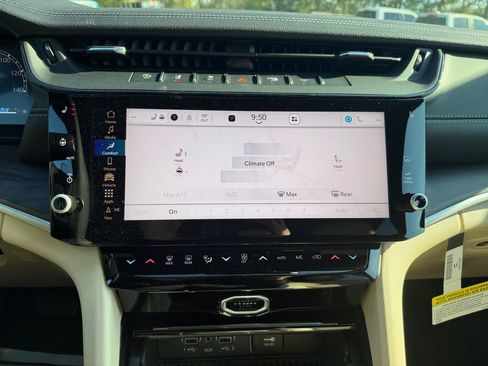 New 2026 Jeep Grand Cherokee Limited w/ Luxury Tech Group II RWD image 23
