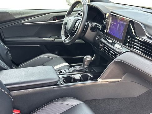 Used 2025 Toyota Camry SE image 11