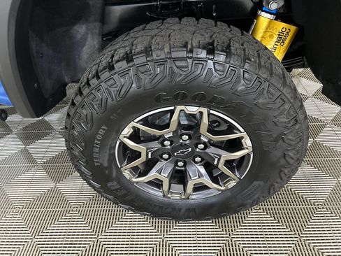 Used 2025 Chevrolet Colorado ZR2 w/ Technology Package AWD/4WD image 11