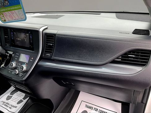Used 2016 Toyota Sienna SE FWD image 26