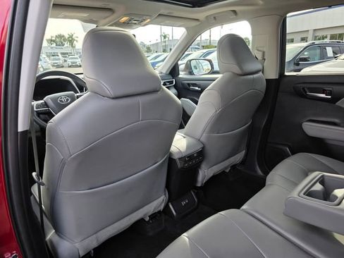 Used 2023 Toyota Highlander XLE image 18