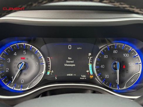 Used 2024 Chrysler Pacifica Touring-L FWD image 27
