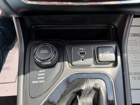 Used 2021 Jeep Cherokee Latitude Plus image 17