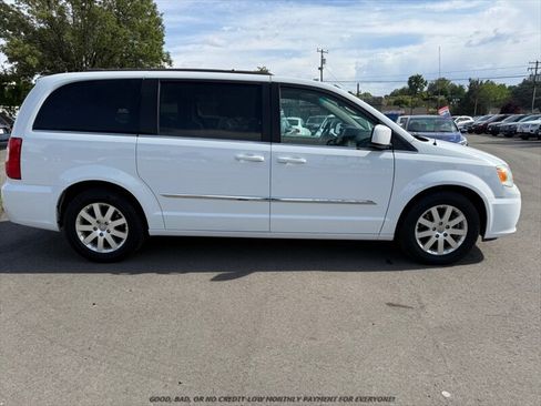 Used 2014 Chrysler Town & Country Touring FWD image 21