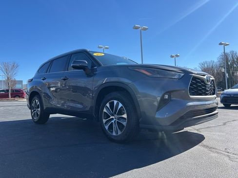 Used 2024 Toyota Highlander XLE image 3