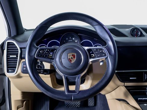 Certified 2023 Porsche Cayenne Platinum Edition image 10