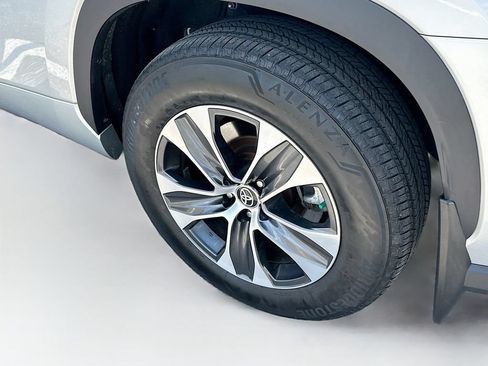 Used 2022 Toyota Highlander XLE AWD/4WD image 39