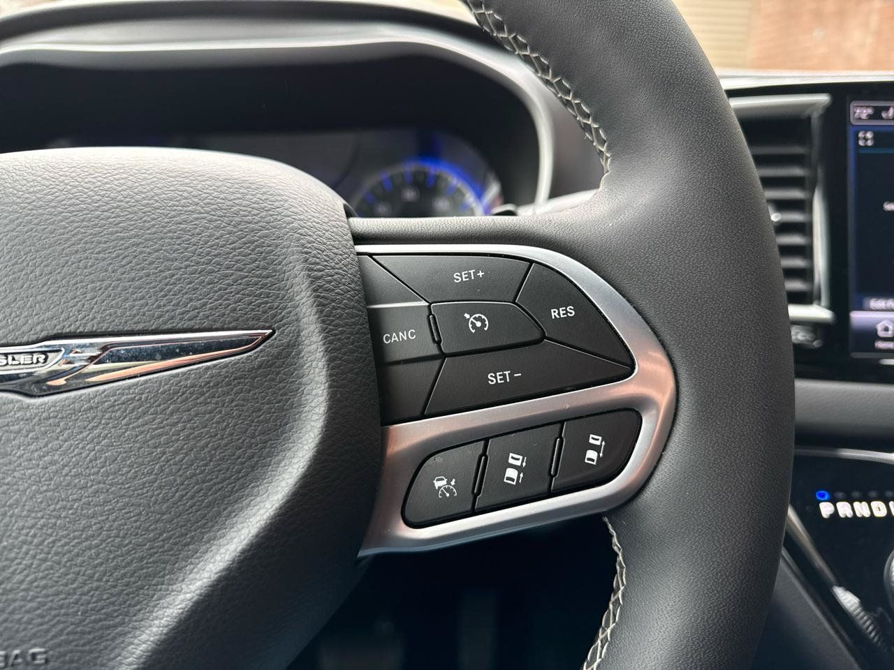 Used 2025 Chrysler Pacifica Select FWD image 9