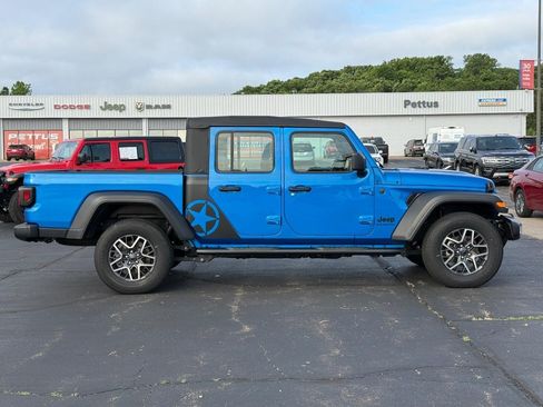Used 2025 Jeep Gladiator Sport AWD/4WD image 2