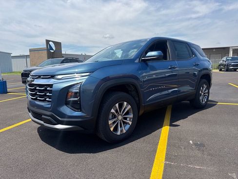New 2026 Chevrolet Equinox LT w/ Convenience Package II FWD image 2