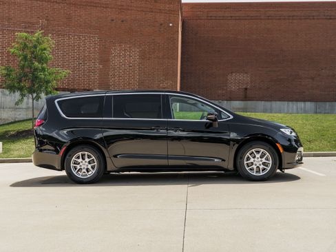 Used 2024 Chrysler Pacifica Touring-L FWD image 3