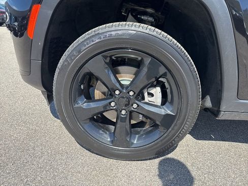 Certified 2025 Jeep Grand Cherokee L Limited w/ Black Appearance Package AWD/4WD image 9