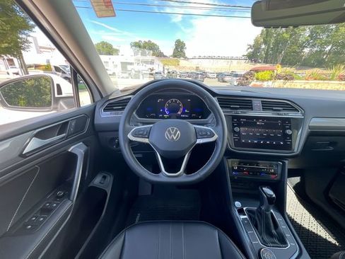 Certified 2022 Volkswagen Tiguan SE w/ Panoramic Sunroof Package image 14