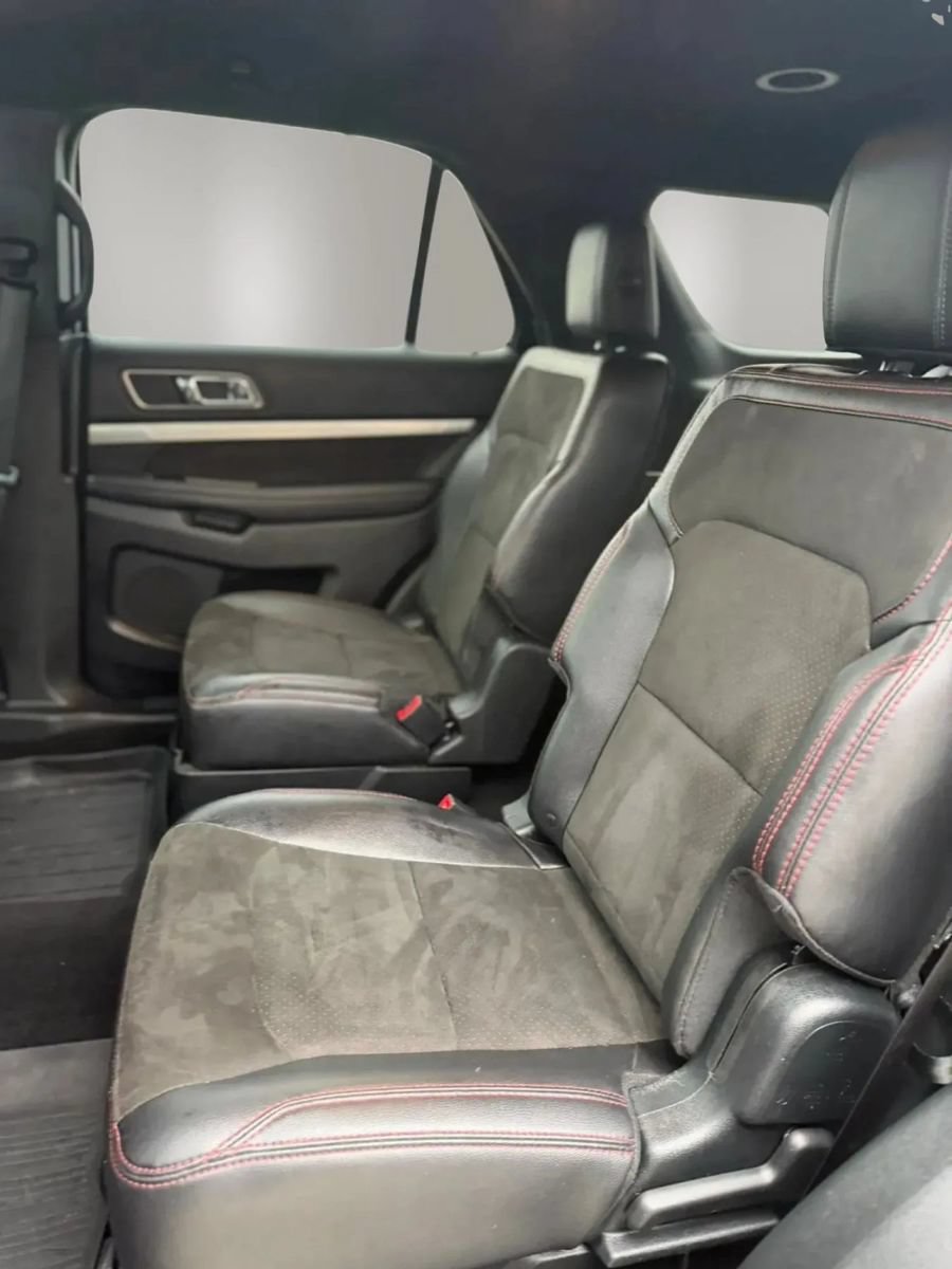 Used 2018 Ford Explorer XLT w/ Equipment Group 202A AWD/4WD image 10