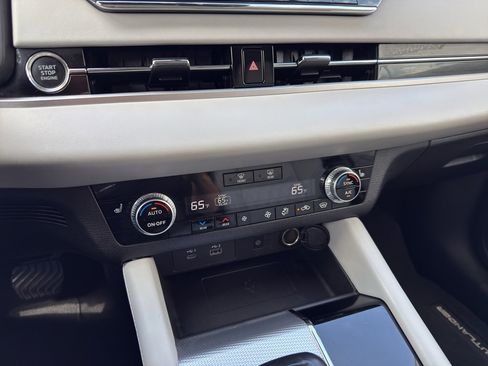 Used 2023 Mitsubishi Outlander SE image 28