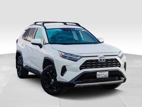 Used 2022 Toyota RAV4 SE image 2