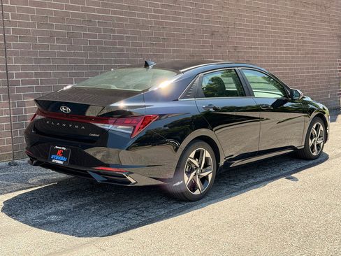 Used 2023 Hyundai Elantra Limited w/ Preferred Accessory Package FWD image 5