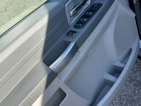 Used 2008 Chrysler Town & Country Touring FWD image 9