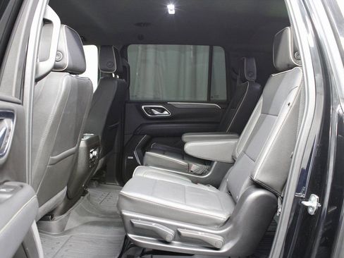 Used 2024 GMC Yukon XL SLT w/ SLT Luxury Package image 10