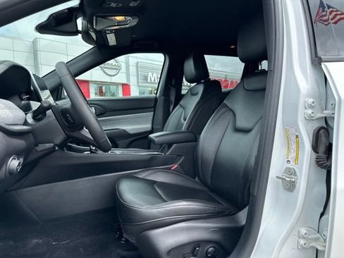 Used 2024 Jeep Compass Latitude AWD/4WD image 11