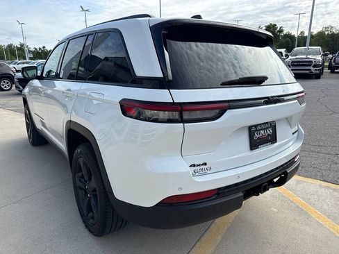Used 2023 Jeep Grand Cherokee Limited w/ Black Appearance Package AWD/4WD image 7