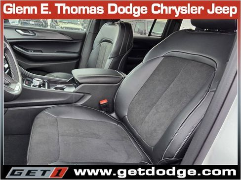 New 2025 Jeep Grand Cherokee Altitude image 9