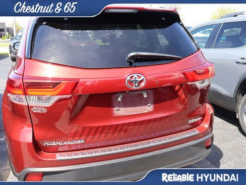 Used 2017 Toyota Highlander SE w/ Carpet Mat Package image 18
