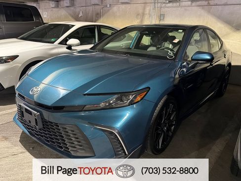 Used 2025 Toyota Camry SE w/ Convenience Package FWD image 1