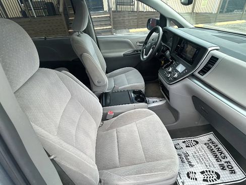 Used 2015 Toyota Sienna LE FWD image 5