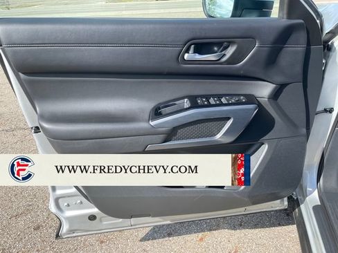 Used 2025 Nissan Pathfinder SL AWD/4WD image 10