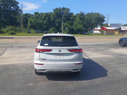 Used 2023 Mitsubishi Outlander SE AWD/4WD image 4