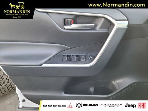 Used 2025 Toyota RAV4 XLE FWD image 15