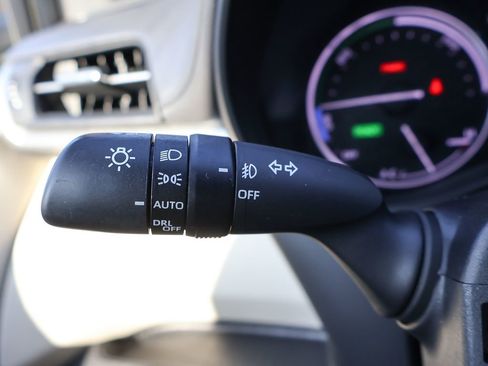 Used 2023 Toyota Sienna Limited FWD image 46