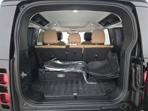 Used 2025 Land Rover Defender 110 S image 16