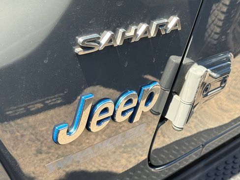Used 2022 Jeep Wrangler Unlimited Sahara AWD/4WD image 16