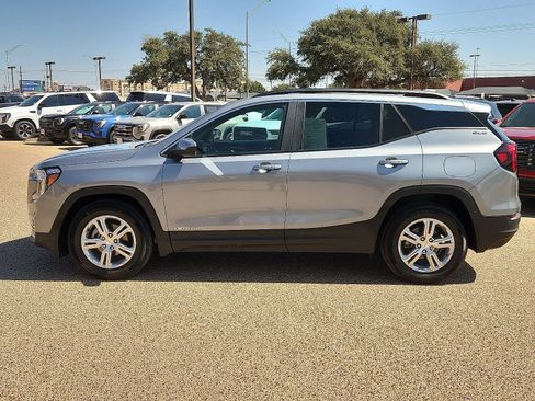 Used 2024 GMC Terrain SLE w/ Driver Convenience Package FWD image 2