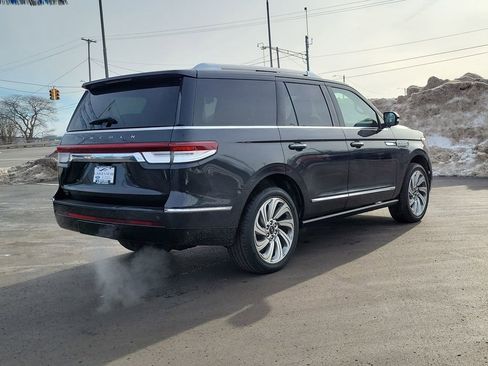 Used 2023 Lincoln Navigator Reserve image 3