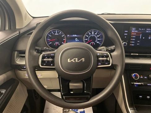 Used 2023 Kia Carnival LX FWD image 16