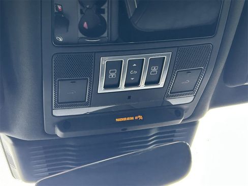 Used 2024 Land Rover Discovery Dynamic SE image 19