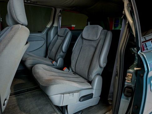 Used 2006 Chrysler Town & Country Touring FWD image 17
