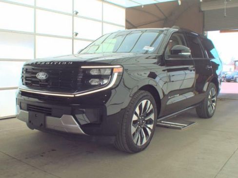 Used 2025 Ford Expedition Platinum w/ Driver's Package AWD/4WD image 2