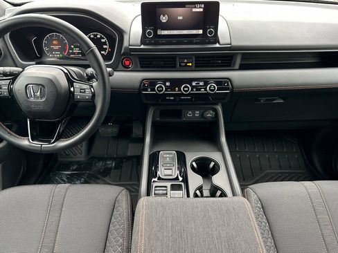 Used 2025 Honda Pilot Sport image 17