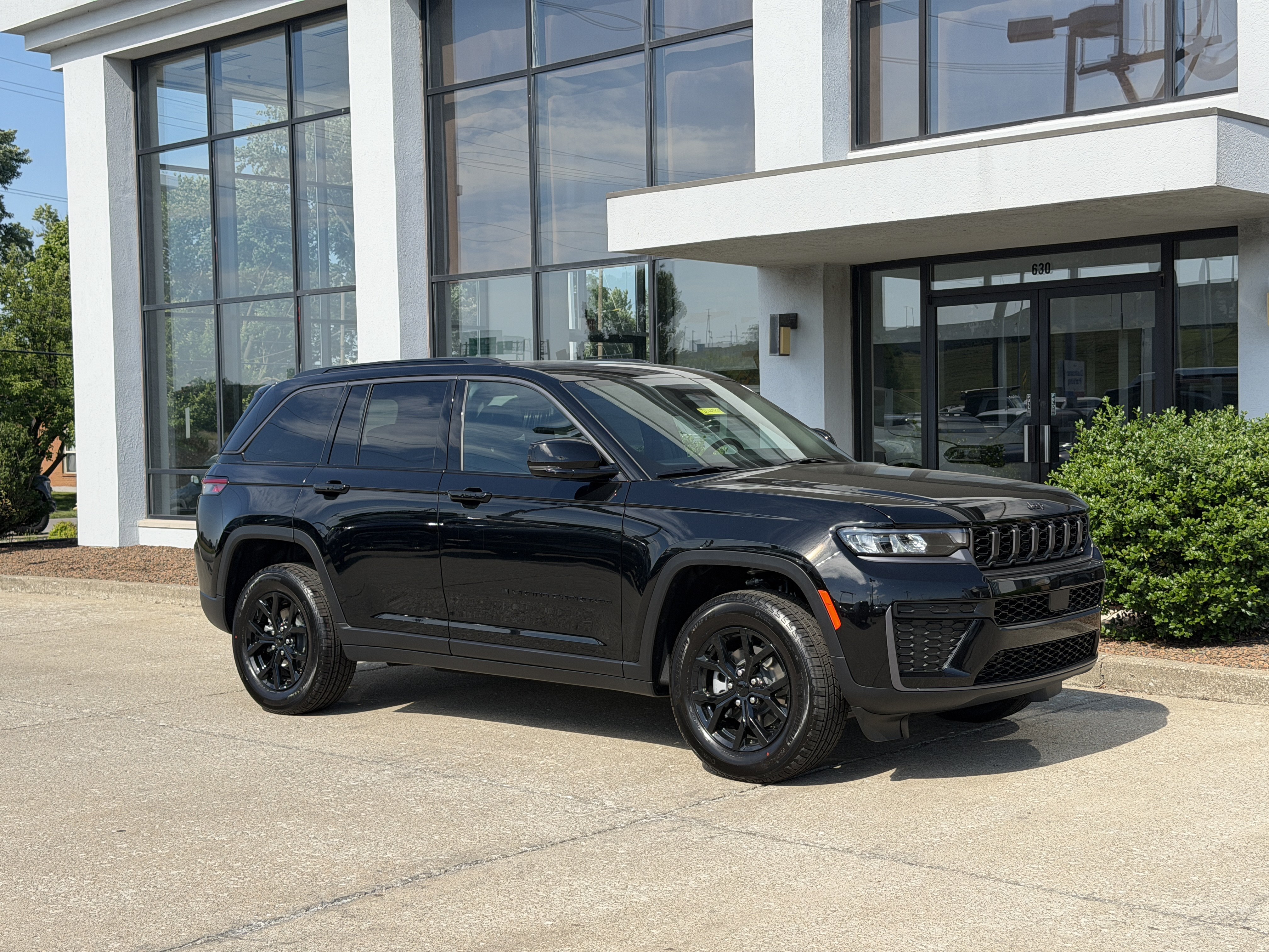 New 2026 Jeep Grand Cherokee Altitude AWD/4WD image 2