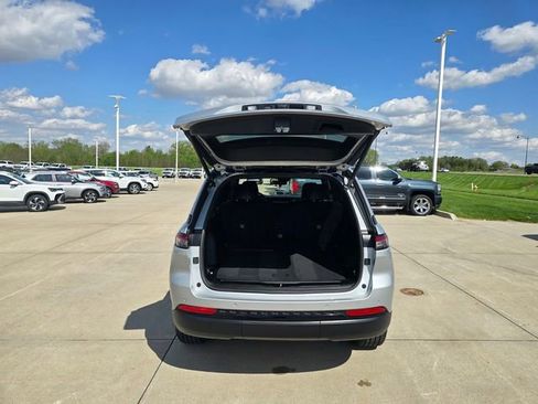 Used 2025 Jeep Grand Cherokee Altitude AWD/4WD image 24