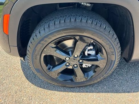 Certified 2024 Jeep Grand Cherokee L Laredo AWD/4WD image 8