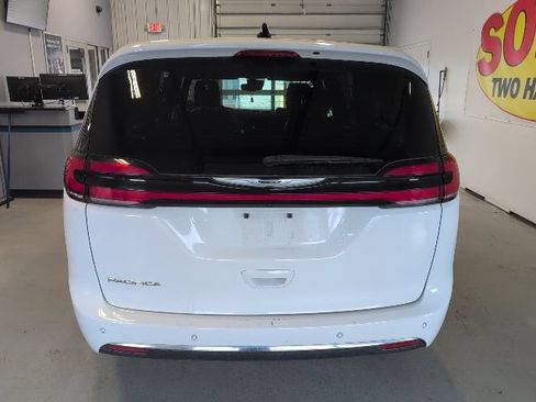 Used 2025 Chrysler Pacifica Select FWD image 4